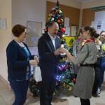 Światełko przywiezione z Betlejem przez Harcerzy odebrał Skarbnik Krzysztof Sobiecki
