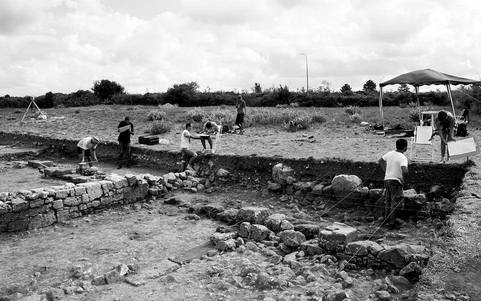 RoKSANA ChoWANIEC, LoRENzo GUzzARdI Fig. 1. Fieldwork in Trench I in 2012 (Photo R. Chowaniec). Ryc. 1. Prace na wykopie nr I w 2012 roku. (8.8%), South Gaulish terra sigillata (7.
