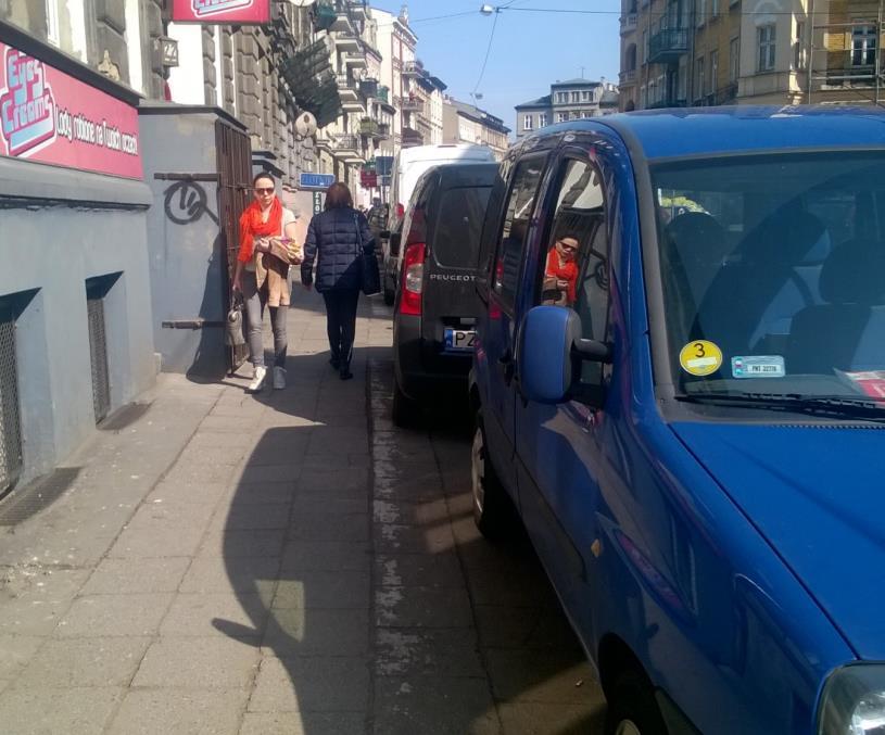 Samochody parkują na chodnikach po stronie