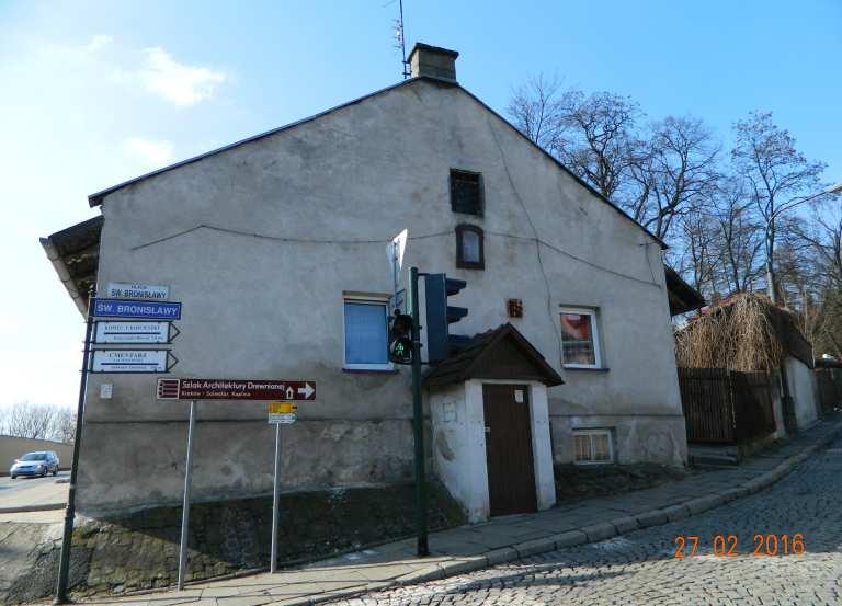Okienko na parterze przypomina o funkcjonującym w nim kiedyś warsztacie
