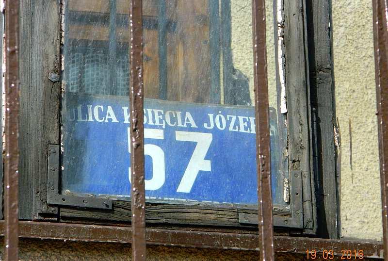 ogrodem z ulicy Ks.