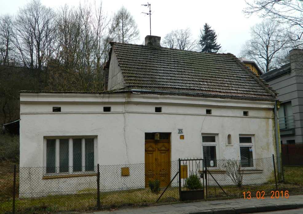 Ciągle zamieszkały domek Bobów spod nr 74, w którym tylko