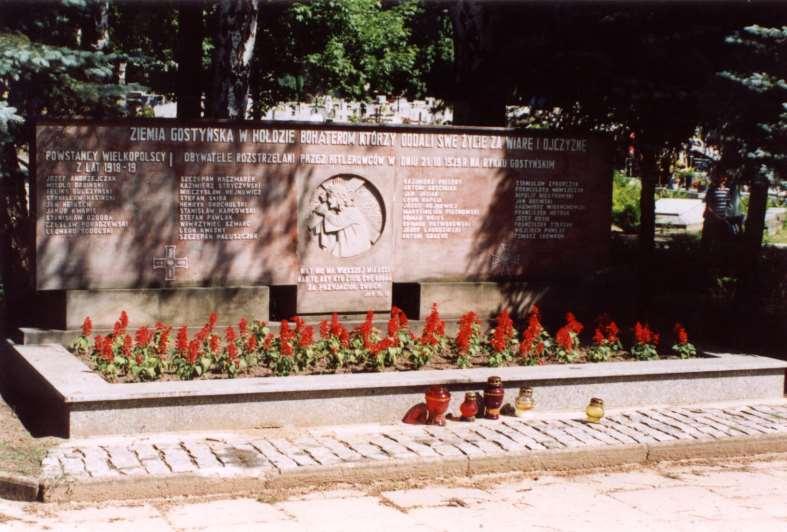 Na gostyńskim cmentarzu znajduje się pomnik upamiętniający 30.