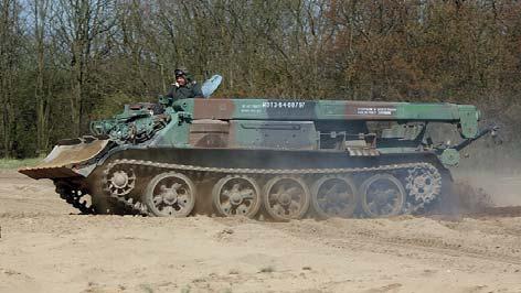 NAZWA KURS SPECJALISTYCZNY DLA KIEROWCÓW-OPERATORÓW W ZAKRESIE KIEROWANIA POJAZDEM GĄSIENICOWYM WZT- 2, WZT-3 ORAZ OBSŁUGI I UŻYTKOWANIA ŻURAWIA D-35, TD-50 KOD 8355016 4 tygodnie Dwa mundury polowe,