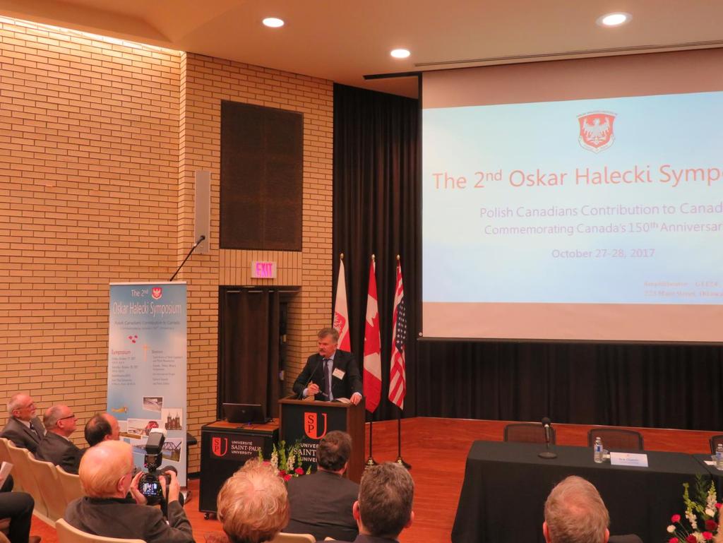 Stolik rejestracyjny Sympozjum był prowadzony przez 4-osobowy zespół w składzie: Renata Jentys, Hanna Kępka, Małgorzata Miętus i Anna Minkiewicz. Rolę Master of Ceremony pełnił inż.