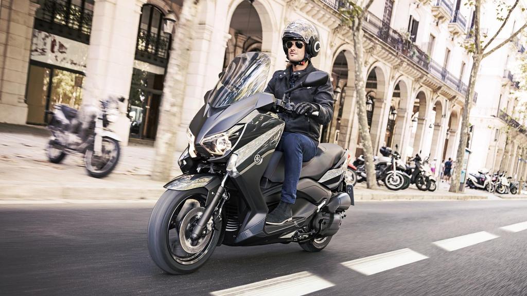 Ruszaj na podbój miasta Yamaha X-MAX 125 przyciąga wzrok aerodynamicznym nadwoziem o ostro zarysowanych liniach. To bez wątpienia jeden z najbardziej stylowych i poszukiwanych skuterów miejskich.