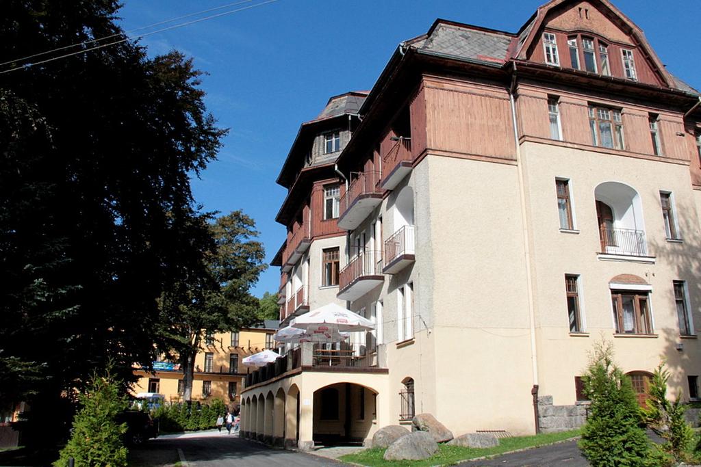 Główna baza Rajdu - Królowa Karkonoszy w Szklarskiej Porębie Honorowy patronat nad Rajdem objęli: Komendant Główny Policji, Komendant Główny Straży Granicznej, Prezydent Federacji Stowarzyszeń Służb