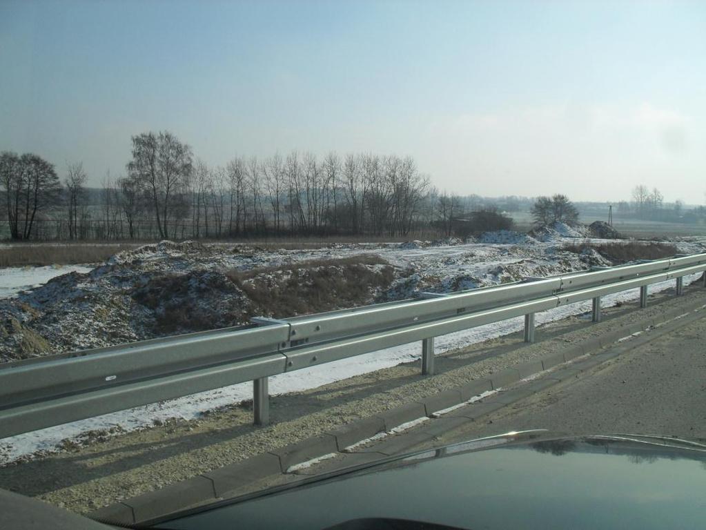 4. Dokumentacja fotograficzna Fot1. Hałdy humusu km 285+400. Fot2.