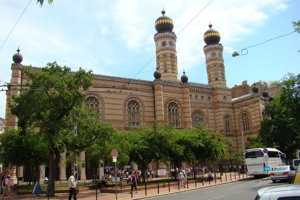Wielka Synagoga w Budapeszcie największa synagoga w Europie i druga co do wielkości na świecie, po synagodze Emanu-El w Nowym Jorku.