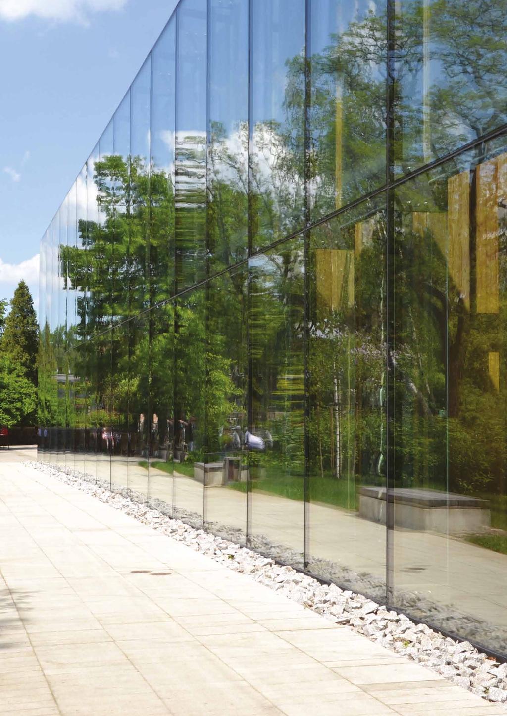 fasady FACADES A facade is most of all a testimony to the beauty and appeal of a building - a showpiece. Facade systems are usually used to create glass elevations of public utility buildings.