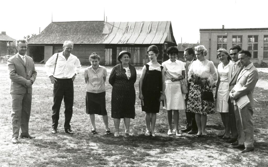 Pedagodzy na placu szkolnym 1963 r.