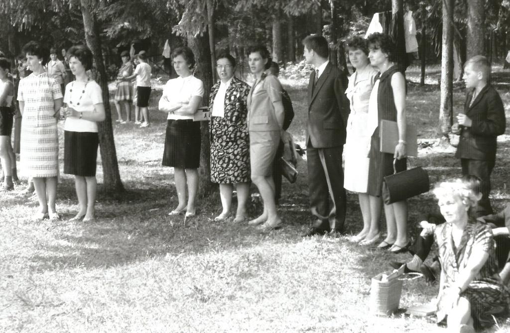 Pedagodzy na stadionie w lesie Teresa Bułkowska, Teresa Magalengo, Nina Kołybko, Teresa