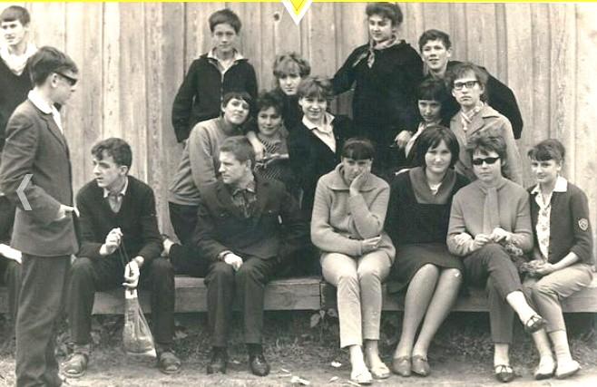 Klasa A na wycieczce do Białowieży, od lewej stoją: Andrzej Jeżewski i Eugeniusz Januszkiewicz, siedzą: Henryk Krzyżewski, Janusz Kopciał (wychowawca), Urszula Wyrzykowska, Olga Korniejczuk, Halina