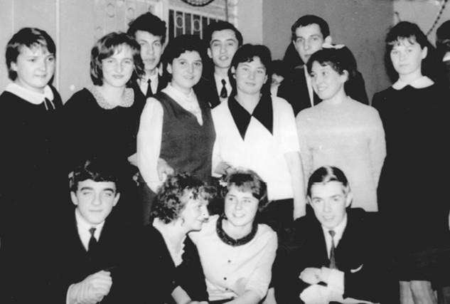 Klasa A na wieczorku tanecznym Stoją od lewej: Maria Korniluk, Ewa Dubas, Grzegorz Siegień, Elżbieta Witek, Janusz Wójcik, Ludwika