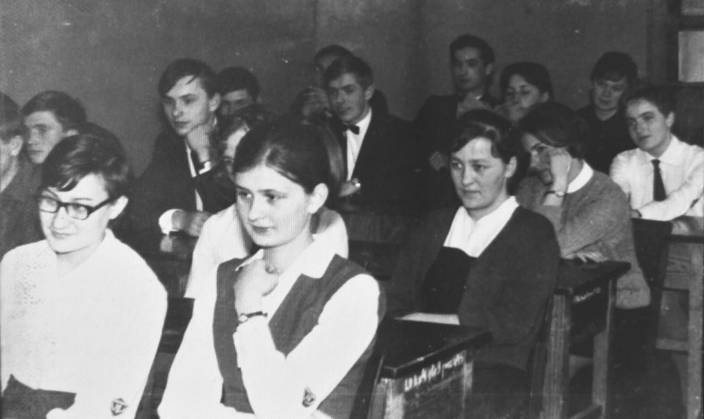 Klasa A słucha. Z przodu siedzą: Janina Pilcicka, Lucyna Sawicka, Irena Trusiewicz, Wiesława Orynowicz, Ewa Dubas.