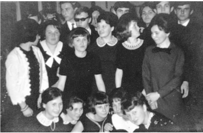 Studniówka - Klasa C Siedzą od lewej: Nina Danilewska, Halina Andrzejuk, Krystyna Falitarska, Danuta Jurczak, Alicja Krasowska.