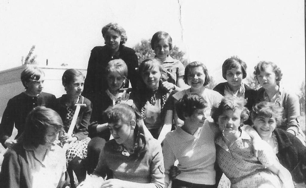 Klasa C W dolnym rzędzie od lewej: Elżbieta Kisielewicz, Elżbieta Weresa, Krystyna Falitarska, Czesława Smoktunowicz, Halina Andrzejuk.