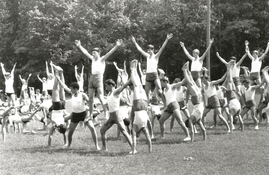Pokazy sportowe na stadionie w lesie Uczniowie IX i X klas na pokazie sportowym na stadionie w lesie w 1965 r.