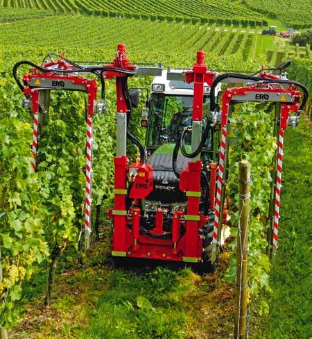 Podnośnik trzypunktowy można odchylać w obu kierunkach przy użyciu dwóch siłowników hydraulicznych.