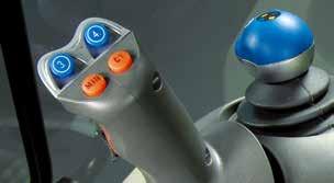 Joystick służy do sterowania przekładnią napędową i tempomatem, a także uruchamia pamięć obrotów silnika oraz trzeci i czwarty zawór hydrauliczny.