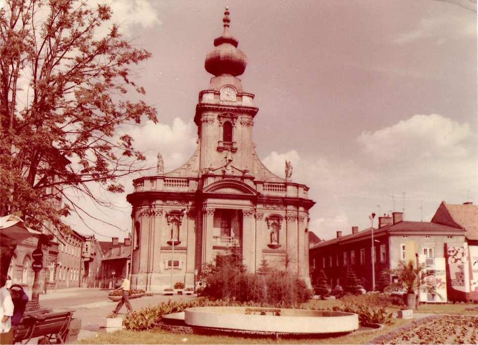 Fragment rynku z kościołem wzmiankowanym z 1325 r. Fot. K. Mall.