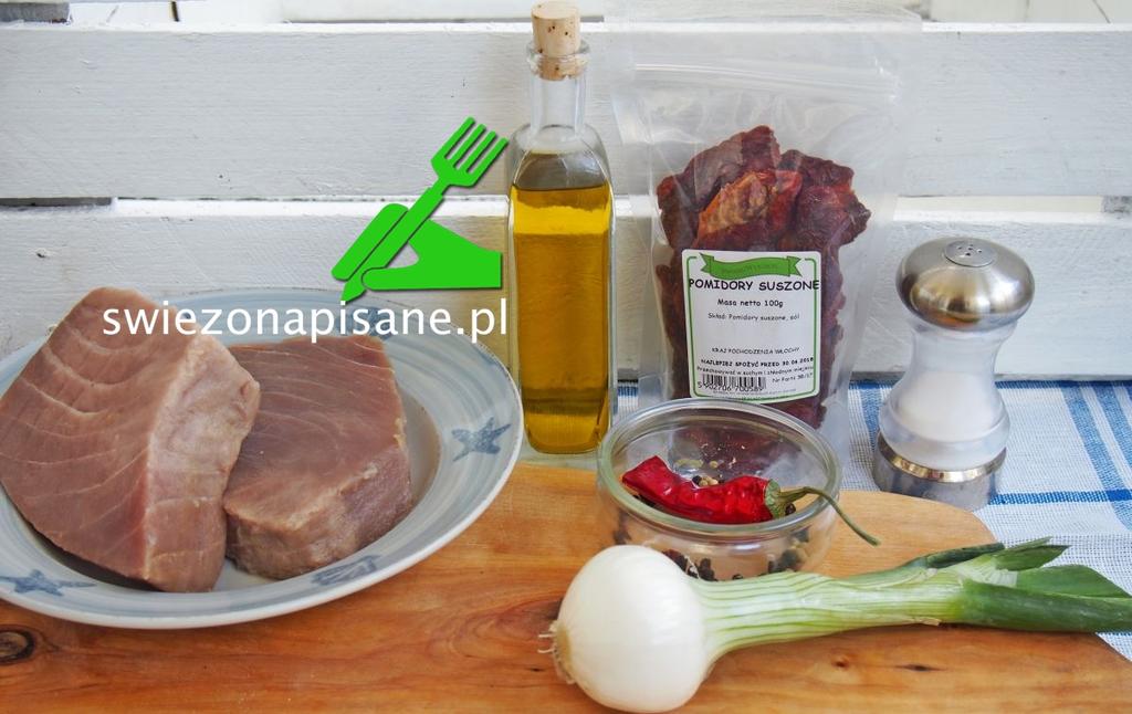 Lista produktów: 2 steki z tuńczyka 330 ml oliwy z pierwszego tłoczenia cebulka