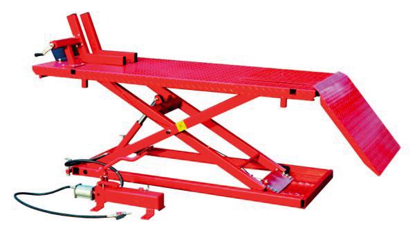 AT000-1001 Podnośnik nożycowy do motocykli NOWOŚĆ Podnośnik motocyklowy z napędem pneumatyczno-hydraulicznym o udźwigu 680 kg.