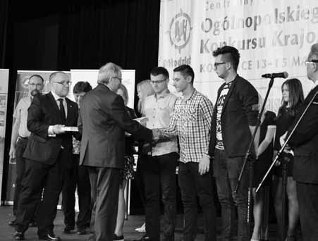 ), II miejsce i SREBRNĄ BOMBKĘ dla zespołu wokalnego grupy Antrakt w składzie: Monika Bielec śpiew, Sandra Gwara śpiew, Karolina Mocha śpiew, Paweł Sierant gitara, w XIX DYNOW- SKIM MŁODZIEŻOWYM