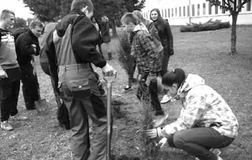 samorządności i pracy na rzecz innych. Tych postaw i wartości uczniowie muszą uczyć się od najmłodszych lat, gdyż dzięki nim będą stawiać sobie w życiu dobre cele i podejmować słuszne decyzje.