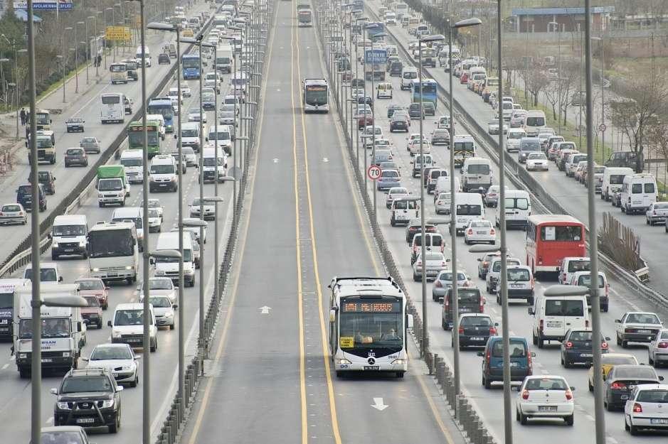 Przykłady dobrych praktyk Metrobus w Stambule Stambuł opracował innowacyjną strategię komunikacyjną opierającą się na instalacji systemu BRT (Bus Rapid Transit) na kluczowych trasach w mieście.