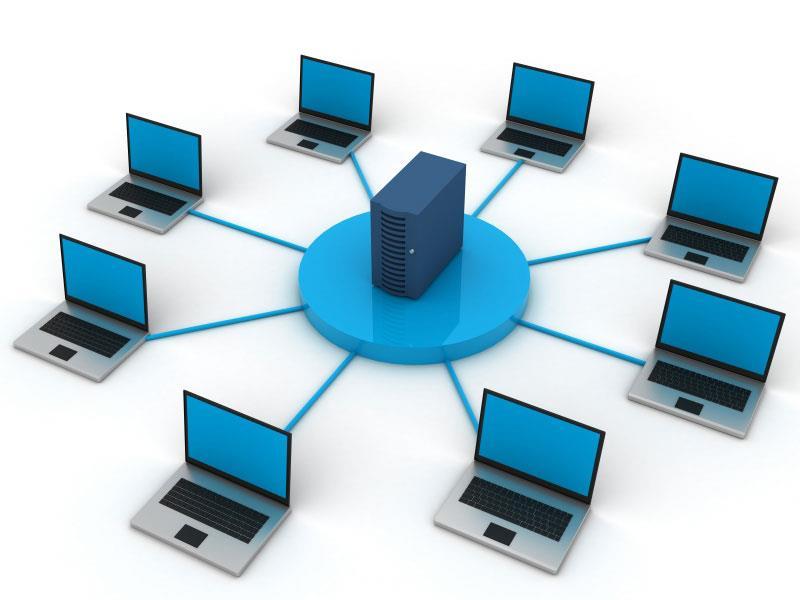 Sieć komputerowa Sieć komputerowa grupa komputerów połączonych przez kanały komunikacyjne oraz współpracujących między sobą w celu: zwiększenia wydajności przetwarzania danych