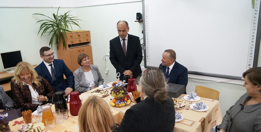 Wieńce zostały złożone przez delegację uczniów w imieniu całej gminnej społeczności szkolnej, delegację samorządu w imieniu rady, urzędu i mieszkańców gminy Chełm, delegację strażaków ochotników w
