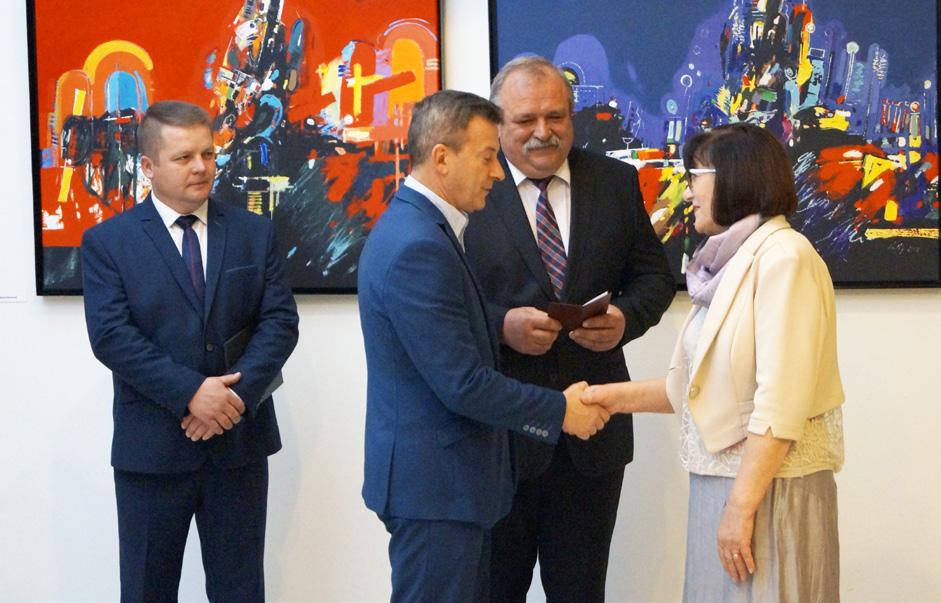 związanymi ze świętami wielkanocnymi. W swoim dorobku twórczym ma wiele prestiżowych nagród przyznanych przez Ministerstwo Kultury. Jest członkiem Stowarzyszenia Twórców Ludowych.