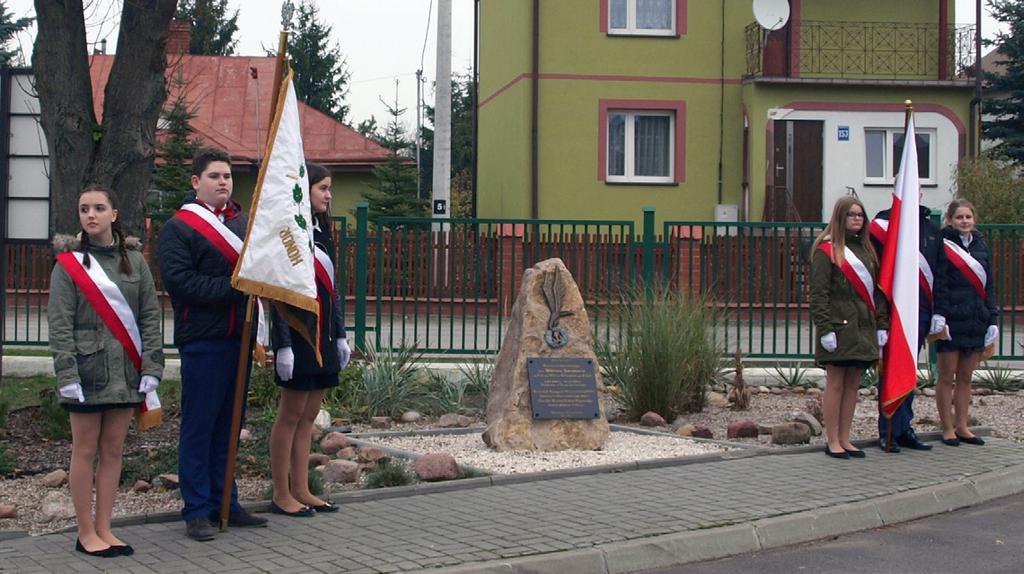 rocznicy urodzin marszałka Józefa Piłsudskiego oraz pierwszej rocznicy otrzymania przez szkołę Sztandaru Związku Kombatantów Rzeczypospolitej Polskiej i Byłych Więźniów Politycznych Koła Gminy Chełm.