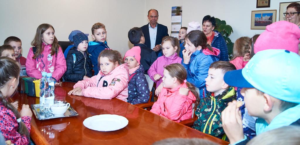 takim symbolom, jakim jest przekazany szkole sztandar, dzieci i młodzież w sposób szczególny uczą się patriotyzmu Następnie uczniowie klas: VII szkoły podstawowej i III gimnazjum pod kierunkiem