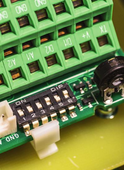 1.54 Ultra Przełączniki DIP na KathermBoard Zworka na module zasilania Wbudowany wyłącznik główny umożliwia odłączenie wentylatora i modułu KaControl powietrza obiegowego od sieci.