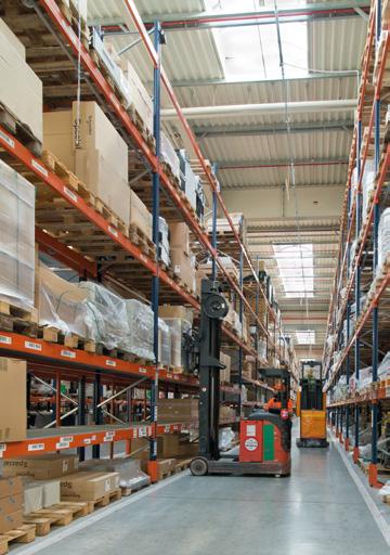 Per effettuare il picking ai livelli inferiori delle scaffalature, gli operatori lavorano con commissionatori a