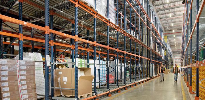 Scaffalature a gravità per pallet del blocco di picking È stata predisposta una corsia con scaffalature a gravità per due