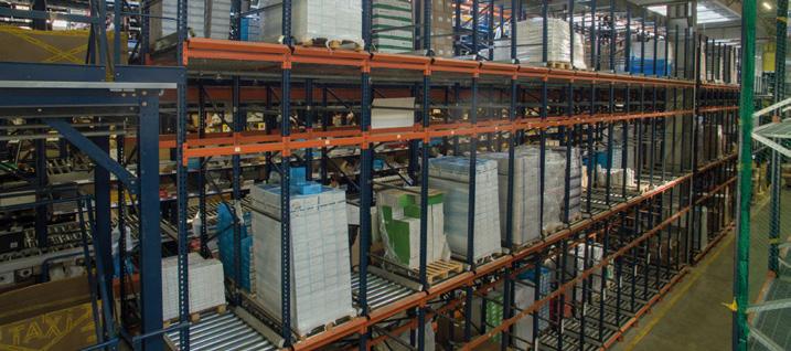 La merce stoccata in queste scaffalature viene utilizzata per rifornire tale blocco di picking con contenitori completi di