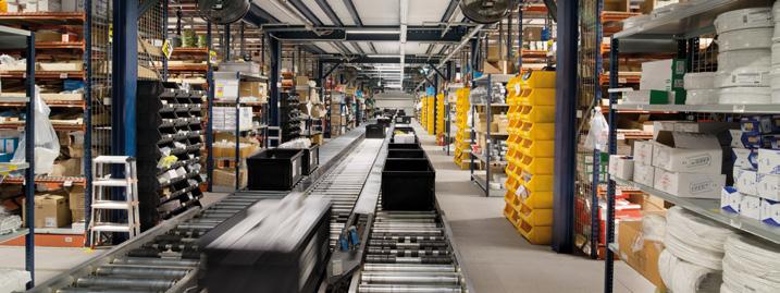 I livelli delle scaffalature sono formati da ripiani forati che, oltre a possedere