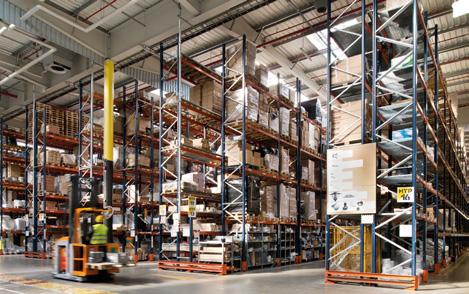 35,000 pallets filled with a large variety of products in multiple sizes. The distribution of the racking levels has been adapted according to the product and operation.
