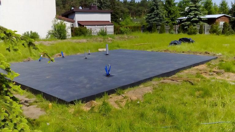 Innym ale niezalecanym sposobem wykonania izolacji płyty fundamentowej jest przesmarowanie jej np., dysperbitem i ułożenie papy.