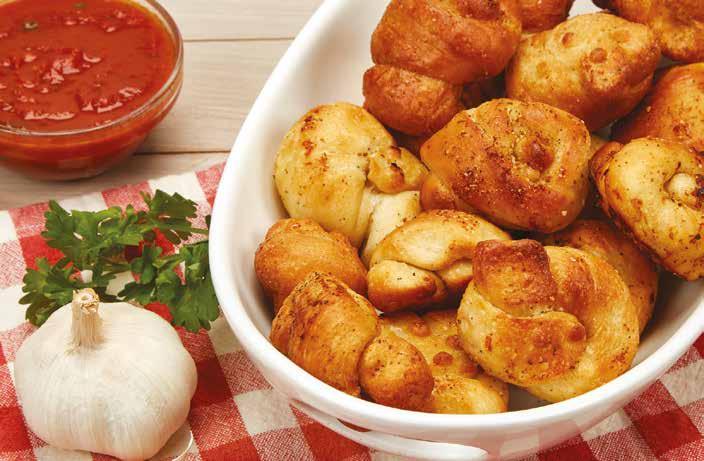 SKŁADNIKI 450 g ciasta na pizzę 100 ml oliwy z oliwek (zalecane) 1 łyżka czosnku w proszku 1 łyżeczka soli morskiej 1 łyżka posiekanej świeżej pietruszki 1 łyżka tartego parmezanu Sos marinara (sos