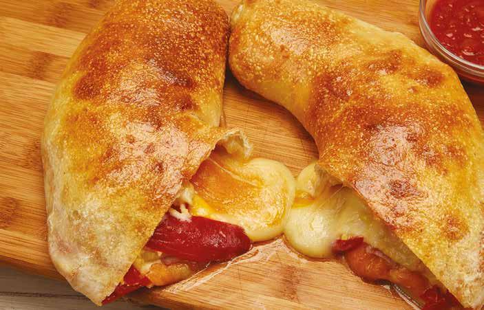 STROMBOLI 1. Rozwałkować ciasto na grubość ok pół centymetra. 2. Szynkę, ser i paprykę ułożyć na jednej części ciasta i przykryć drugą częścią. Mocno zacisnąć brzegi. 3.