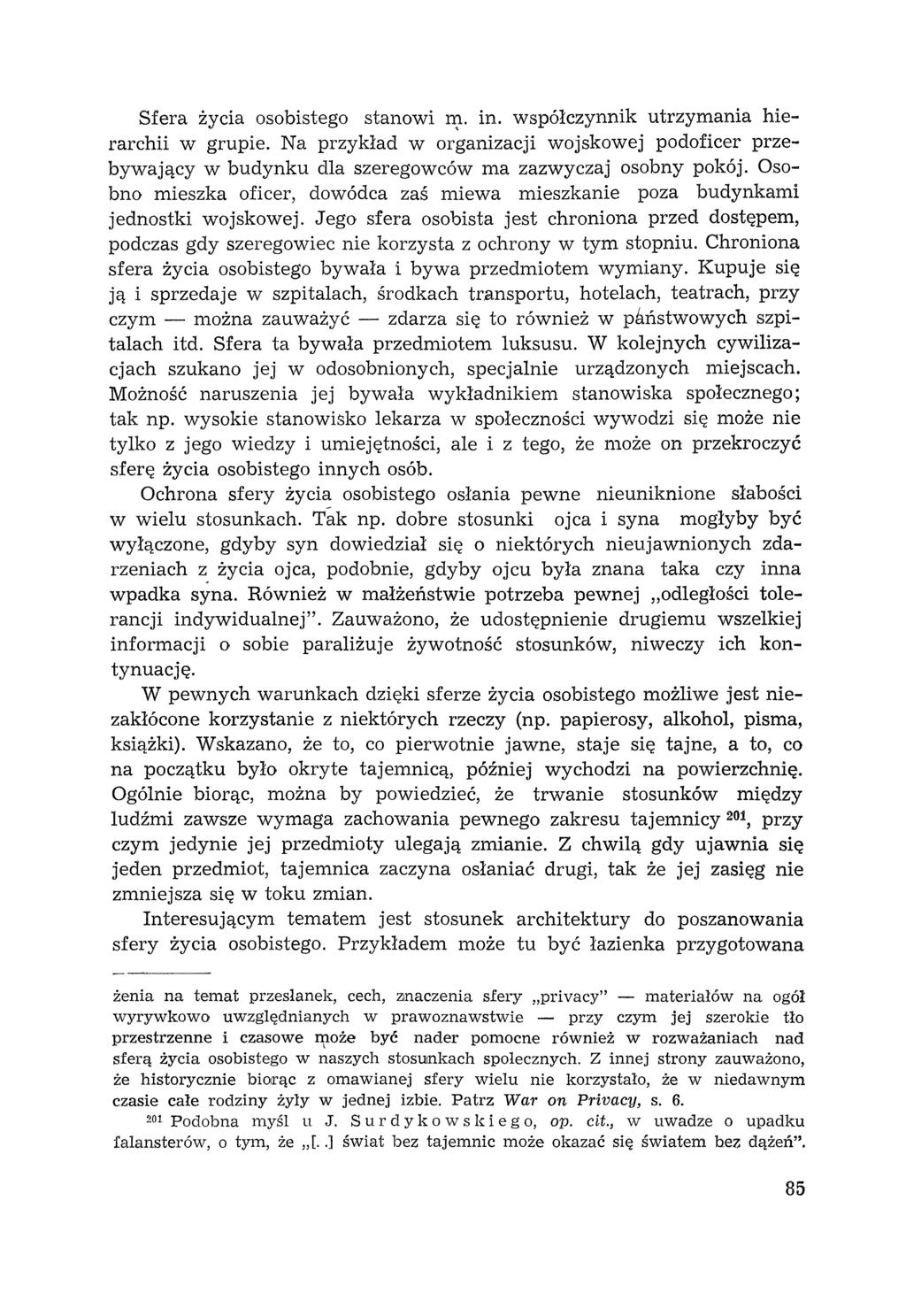 Sfera życia osobistego stanowi n:. in. współczynnik utrzymania hierarchii w grupie. Na przykład w organizacji wojskowej podoficer przebywający w budynku dla szeregowców ma zazwyczaj osobny pokój.