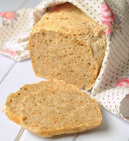 Wrzuć pierogi do garnka z dużą ilością wrzącej wody i gotuj delikatnie, na małym ogniu, przez 2-3 minuty od momentu wypłynięcia pierogów na wierzch i ponownego zawrzenia wody.