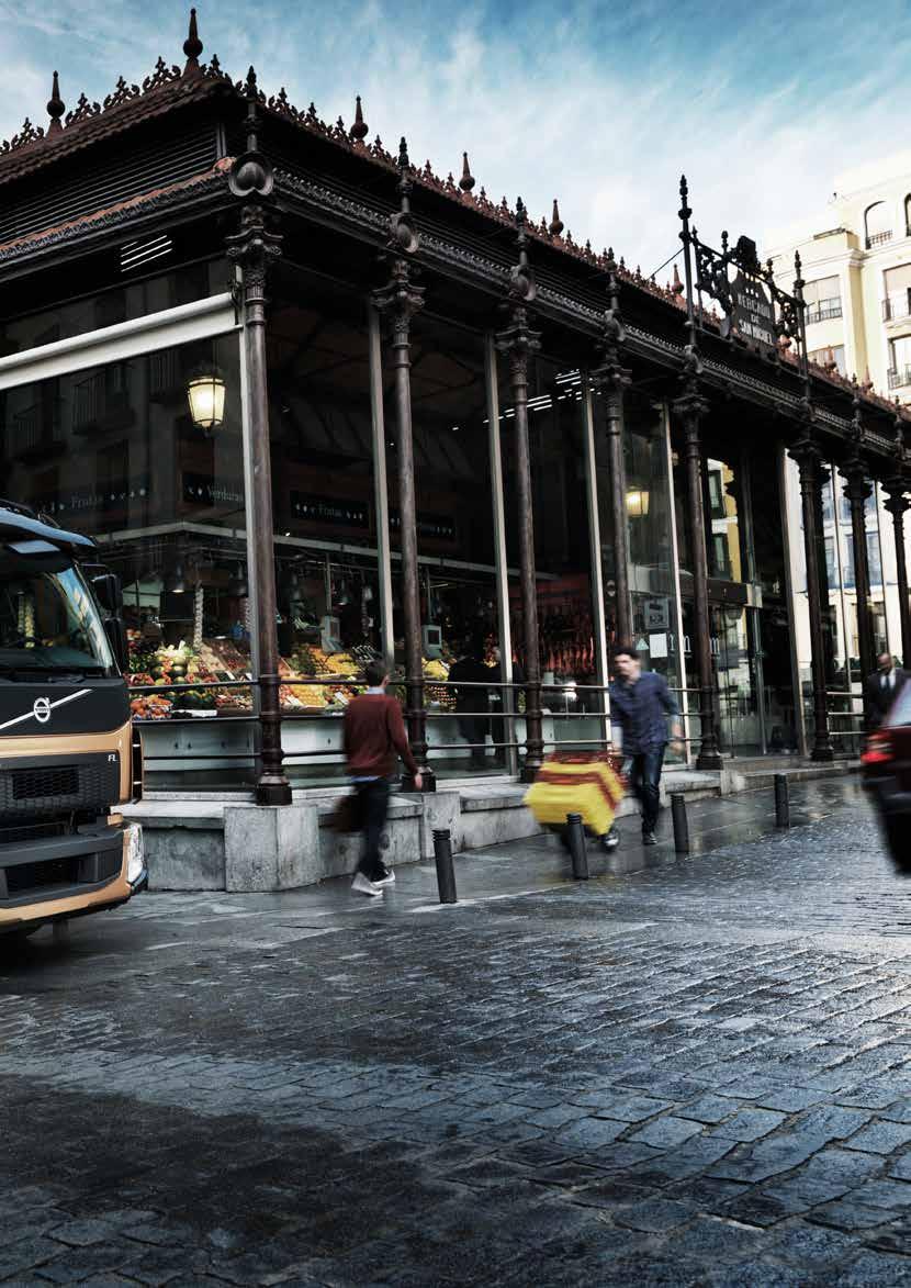 ZAMIATANIE I CZYSZCZENIE Idealne dla zamiatarki. Volvo FL doskonale sprawdzi się jako pojazd zamiatarka na wąskich ulicach miasta. Łatwo się nim manewruje i łatwo wsiada do kabiny.