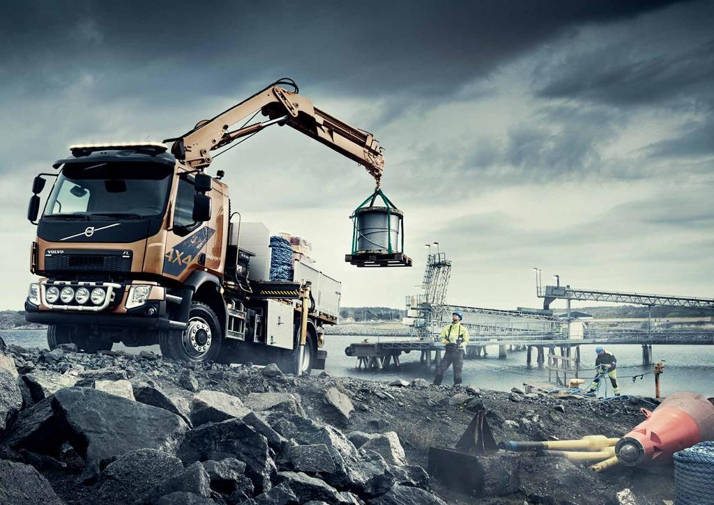 VOLVO FL 4 4 Robi swoje na każdej drodze, w każdych warunkach. Obecnie Volvo FL jest dostępne także z napędem na cztery koła. Jest równie zwrotne i łatwe w prowadzeniu jak wersja 4x2.