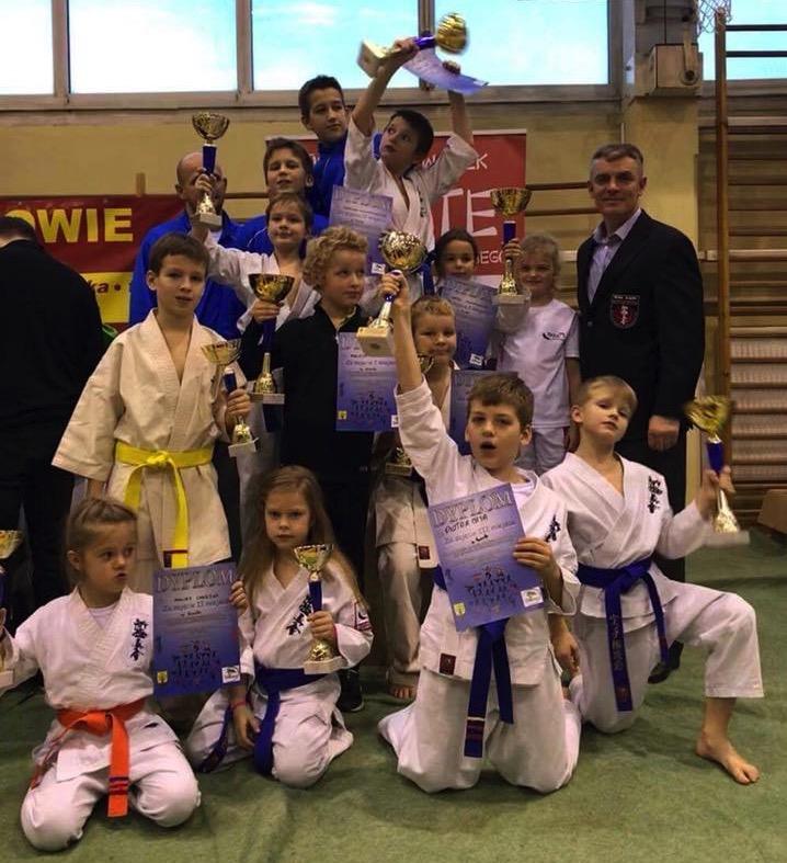 MAZOWIECKA LIGA KARATE 18 LISTOPADA - MICHAŁOWICE 1 miejsce: Kalinowska Natalia, Turoboyski Kacper, Sitnik Jan,