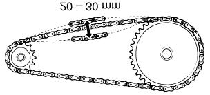 4) ustawić właściwy luz ( 20-30 mm) za pomocą śrub regulacyjnych (4). Podczas regulacji naciągu łańcucha zębatka zdawcza przy silniku musi być w jednej osi z zębatką tylnego koła.